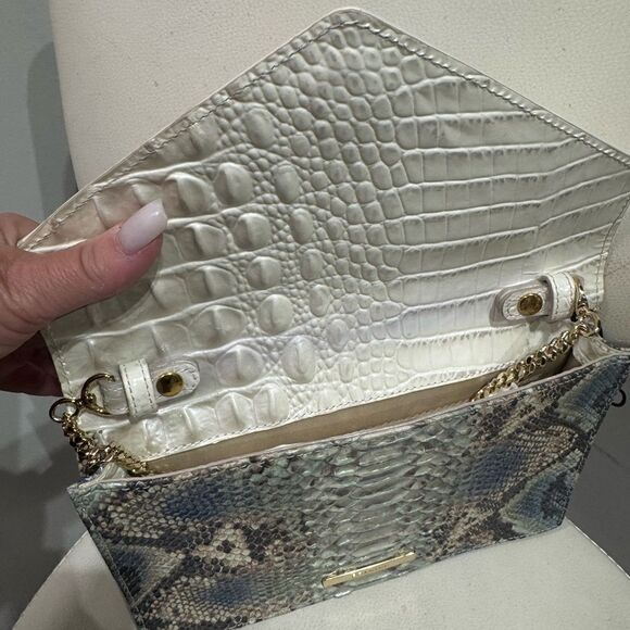 Finial price drop
Brahmin Kylie NWOT
White and Gray Women's Bag - Picture 4 of 5